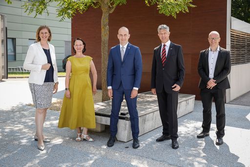 Vorschau Bild von (vlnr) Landesrätin Barbara Eibinger-Miedl; Stefanie
Lindstaedt, CEO Know-Center GmbH; Martin Schaffer, Geschäftsführer
SGS Digital Trust Services GmbH; Rektor Harald Kainz, Technische
Universität Graz; Stefan Thalmann, BANDAS, Universität Graz