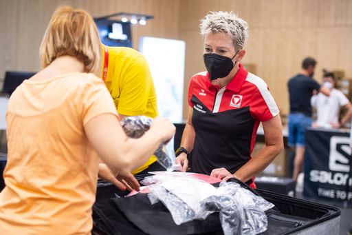 Vorschau Bild von Auch der Koffer von Heeres- und Para Sportlerin Yvonne Marzinke
(Profi-Radsportlerin) wird mit passender Kleidung gefüllt.