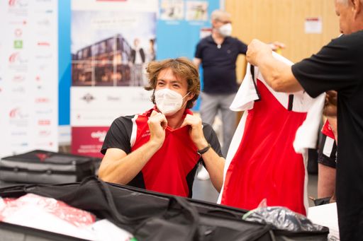 Der Heeressportler und Rollstuhltennis-Profi Nico Langmann fasst
die passende Sportbekleidung aus.