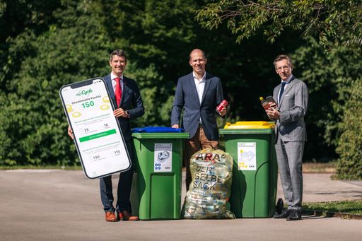 Altstoff Recycling Austria AG (ARA) und Saubermacher AG bündeln
ihre Kräfte und treiben die Kreislaufwirtschaft in Österreich weiter
voran. Die beiden Pionierunternehmen der Ressourcenwirtschaft
stellen – unterstützt durch Österreichs Getränkewirtschaft – mit
digi-Cycle ein digitales Incentive-System für die getrennte Sammlung
von Getränkeverpackungen in der Gelben Tonne und im Gelben Sack bzw.
der Blauen Tonne vor.