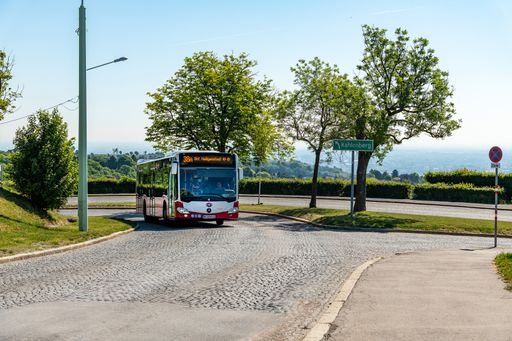 Zahlreiche Wander- und Radwege in der
Bundeshauptstadt eignen sich perfekt für Wochenend- oder
Tagesausflüge. Mit dem besonders dichten Netz an öffentlichen
Verkehrsmitteln ist der Weg zum perfekten Einstiegsort zu den
schönsten Erholungsplätzen und Radwegabschnitten in und rund um Wien
schnell zu erreichen.