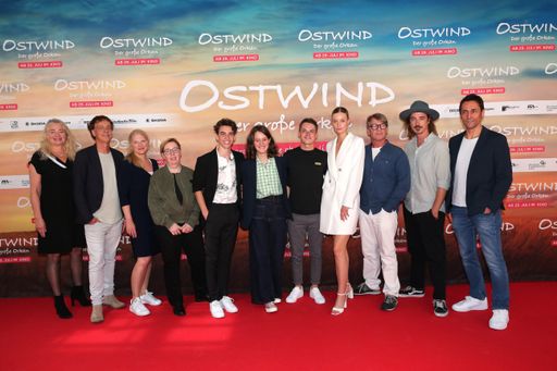 Vorschau Bild von MUNICH, GERMANY - JULY 25: Producer Ewa Karlstroem, Andreas
Ulmke-Smeaton, Judith Erber (FFF Bayern) , Director Lea Schmidbauer,
Matteo Miska, Luna Paiano, Marvin Linke, Hanna Binke, Andre
Eisermann, Nils Brunkhorst, Co-Producer Bernd Schiller during the
premiere of "Ostwind - Der grosse Orkan" at Mathaeser Filmpalast on
July 25, 2021 in Munich, Germany. (Photo by PR/Getty Images for
Constantin Film) / Weiterer Text über ots und
www.presseportal.de/nr/12946 / Die Verwendung dieses Bildes ist für
redaktionelle Zwecke unter Beachtung ggf. genannter
Nutzungsbedingungen honorarfrei. Veröffentlichung bitte mit
Bildrechte-Hinweis.