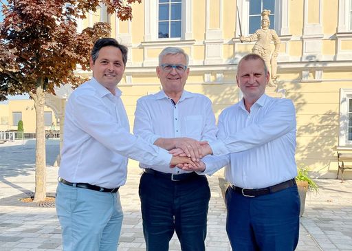 Mag. Lucas Sobotka, Geschäftsführung Kommunalnet;
Mag. Alfred Riedl, Präsident Österreichischer Gemeindebund; Gerhard
Fontan, Vorstand RMA (v.l.n.r.)