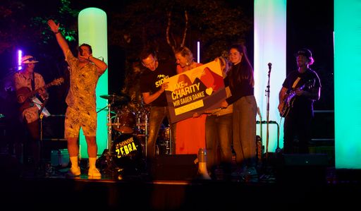  Einige der zahlreichen Lake of Charity Vereinsmitglieder. vl:
Tobi Riedlsperger, Heinz Fuchs (Obmann TVB Saalbach Hinterglemm und
Band-Leader Fuxmusick), Alois Hasenauer (Bürgermeister), Isabella
Dschulnigg (GF Saalbacher Bergbahnen und Eigentümerin Saalbacher
Hof), Kathrin Mitterer, Daniel Roos