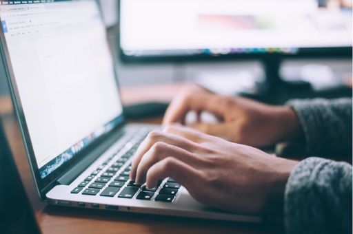 Mann schreibt an Laptop / Weiterer Text über ots und
www.presseportal.de/nr/152549 / Die Verwendung dieses Bildes ist für
redaktionelle Zwecke unter Beachtung ggf. genannter
Nutzungsbedingungen honorarfrei. Veröffentlichung bitte mit
Bildrechte-Hinweis.