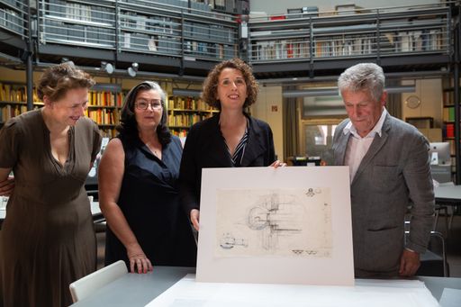 Laurids Ortner übergibt persönlich eine Auswahl von
Haus-Rucker-Co Zeichnungen an das Architekturzentrum Wien,
Direktorin Angelika Fitz, Geschäftsführerin Karin Lux,
Sammlungsleiterin Monika Platzer (von re nach li).