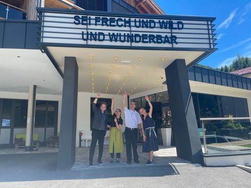 Mathias und Isabell Kammerlander (ganz links und
ganz rechts) vom Hotel Kröller konnten über den
ATRACT-Auswahlprozess beim Matching Yeral und Jesus (Mitte) als
Mitarbeiter für ihren Betrieb in Gerlos in Tirol gewinnen. Beide
Mitarbeiter fühlen sich sehr wohl und wollen langfristig in den
Bergen bleiben.
