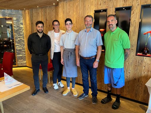 Vorschau Bild von Adrian, Theo und David (von links nach rechts) aus
Spanien fühlen sich im Hotel Reschenhof in Mils von Günther und
Martina Oberhofer (ganz rechts, zweite von links) familiär
aufgenommen.