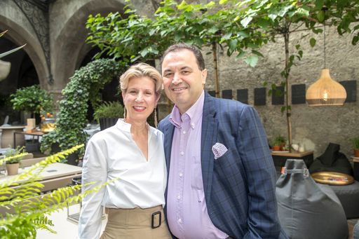 Vorschau Bild von Veronika Kirchmair und Claus Haslauer, Inhaber im
St. Peter Stiftskulinarium, Europas ältestes Restaurant in Salzburg
haben bereits 4 Mitarbeiter aus dem ATRACT Programm im Betrieb
beschäftigt, um dem Mangel an Mitarbeitern erfolgreich
entgegenzuwirken.