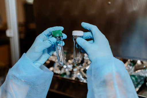 Vorschau Bild von Jede Person gibt zwei Proben in einem Teströhrchen
ab. Eines kommt in den "Pool". Eines wird für den Fall der positiven
Probe im "Pool" zurückbehalten.