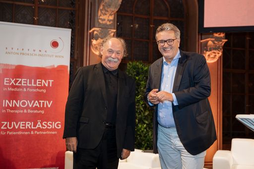  Stadtrat Peter Hacker bedankte sich bei Univ.-Prof.
Dr. Michael Musalek für seine herausragenden Leistungen als
ärztlicher Direktor des Anton Proksch Instituts.