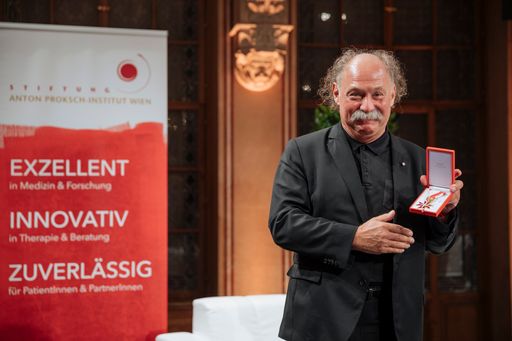Vorschau Bild von Univ.-Prof. Dr. Michael Musalek mit dem goldenen
Ehrenzeichen der Republik Österreich