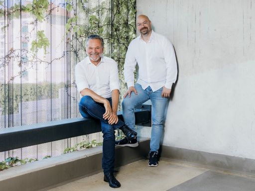 Vorschau Bild von Antenne-Geschäftsführer Gottfried Bichler u. Programmchef Michael
Fischeneder bedanken sich bei einer Viertelmillion Tageshörern