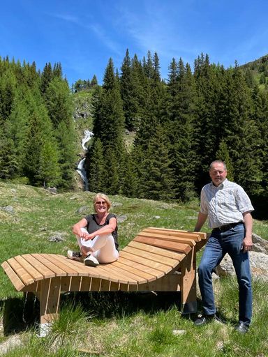  Einer der acht Logenplätze: hochwertige Liege aus
Lerchenholz vor dem Günster Wasserfall in der Region Murau