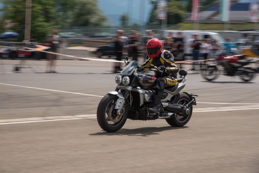 Vorschau Bild von Die Fahrgeräuschmessung der Triumph Rocket III
ergab bei Beschleunigung mit Schaltvorgang und Vollgas-Stellung
87,4dB.