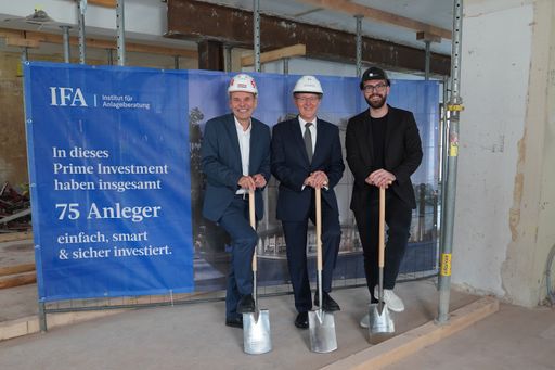 Spatenstich zur Realisierung der „Residenz
Mayburg“: v.l.n.r.: Bmstr. DI Johannes Wolf (Direktionsleitung OÖ
und Salzburg, Strabag AG), DI Michael Baert (Vorstand IFA AG) und
Arch. DI Benjamin Heinrich (CDO planquadr.at Immobilien und
Projektentwicklungs GmbH).