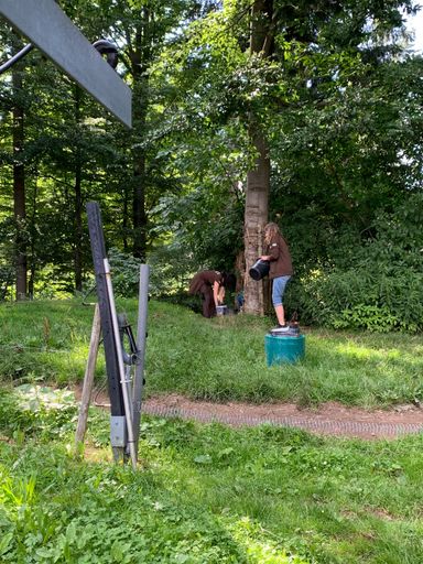 Vorschau Bild von Das Team im Bärenwald Arbesbach bei der
Bärenfütterung. Die zugehörigen Daten und Erkenntnisse werden nun
auch digital erfasst und verwaltet, damit in allen VIER PFOTEN
Tierschutzzentren darauf zugegriffen und profitiert werden kann.