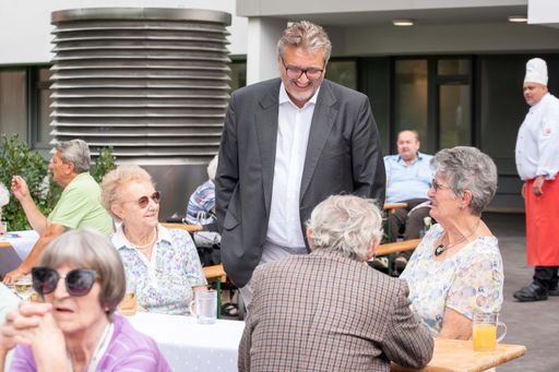 Peter Hacker, Stadtrat für Soziales, Gesundheit und
Sport und Präsident des Kuratoriums Wiener Pensionisten-Wohnhäuser
beim Gartenkonzert am 4.8.2021 im Haus Schmelz.
