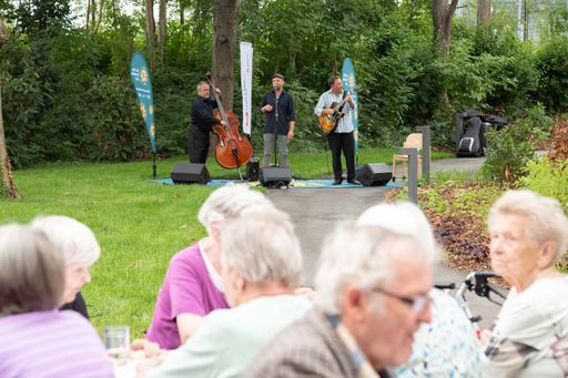 Vorschau Bild von Gartenkonzert im Rahmen des Kultursommers Wien am
4.8.2021 im Haus Schmelz. Band: Seavas Koarl feat. Wolfgang Linhart.