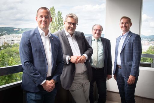 Vorschau Bild von V.l.n.r.: Mag. Simon Bluma, MSc, MBA,
Bereichsleiter Häuser zum Leben, Peter Hacker, Stadtrat für
Soziales, Gesundheit und Sport und Präsident des Kuratoriums Wiener
Pensionisten-Wohnhäuser, Gerhard Zatlokal, Bezirksvorsteher des 15.
Bezirks, Ing. Michael Rosenberg, Stv. Geschäftsführer des Fonds
Soziales Wien (FSW).