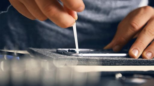 Mit innovativen Klebestreifen lässt sich die Batterie im
Mobiltelefon sicher fixieren und rückstandfrei wieder entfernen. /
Weiterer Text über ots und www.presseportal.de/nr/77628 / Die
Verwendung dieses Bildes ist für redaktionelle Zwecke unter
Beachtung ggf. genannter Nutzungsbedingungen honorarfrei.
Veröffentlichung bitte mit Bildrechte-Hinweis.