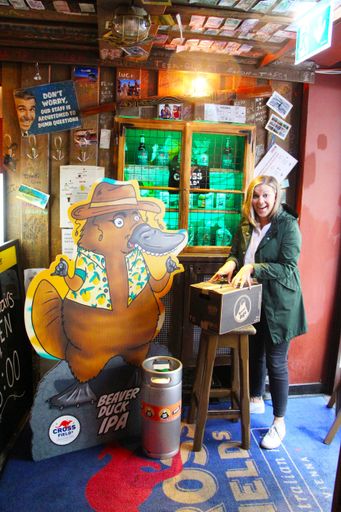 Karoline Winkler, Geschäftsführerin vom
Crossfield’s Australian Pub, nimmt die erste Lieferung vom Beaver
Duck IPA in Empfang