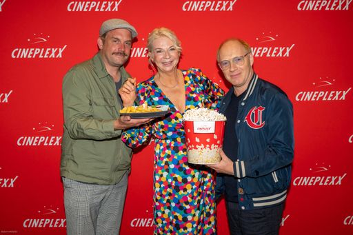 (von links nach rechts): Schauspieler Sebastian Bezzel,
Bestsellerautorin Rita Falk und Schauspieler Simon Schwarz bei der
Kaiserschmarrn-Premiere im Cineplexx Millennium City.