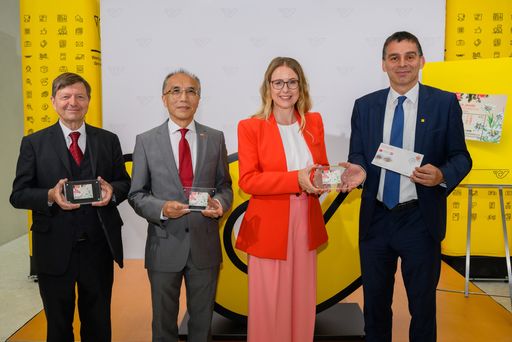 Von links nach rechts: ao. Univ.-Prof. i.R. Dr. Richard Trappl,
Direktor des Konfuzius-Instituts an der Universität Wien, LI Xiaosi,
Botschafter der Volksrepublik China, Dr. Margarete Schramböck,
Bundesministerin für Digitalisierung und Wirtschaftsstandort, DI
Peter Umundum, Vorstand für Paket & Logistik, Österreichische Post
AG