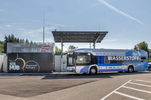  Der Wasserstoffbus bei der Betankungsanlage SolHub