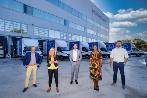 Vorschau Bild von Es ist so weit: Mit der Vorstellung der
EV-Truck-Flotte im IKEA Logistikzentrum Strebersdorf, bestehend aus
30 Fahrzeugen, setzt IKEA weitere Schritte in seiner
Nachhaltigkeitsstrategie.
