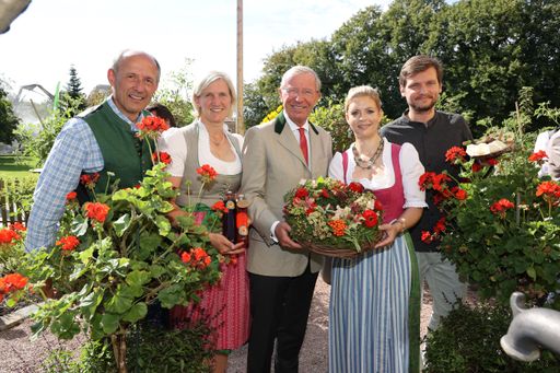 "Draußen im Bauerngartl – bunter Genuss, magische Vielfalt"
lautet das Motto im Salzburger Bauernherbst 2021: (v.l.) Leo
Bauernberger (Geschäftsführer SLTG), Heidi Huber (Bäuerin am Mühlhof
in Bad Hofgastein), Landeshauptmann Wilfried Haslauer, Eveline
Bimminger (Projektleiterin Bauernherbst, SLTG) und Julian
Scharfetter (Juniorchef der Weitmoser Betriebe in Bad Hofgastein).