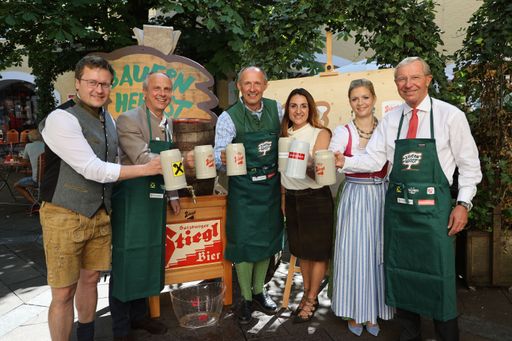 Vorschau Bild von Starke Partner im Salzburger Bauernherbst: (v.l.) Christoph
Bachleitner (Raiffeisenverband Salzburg), Christian Pöpperl
(Stiegl), Leo Bauernberger (SalzburgerLand Tourismus), Daniela Kinz
(Salzburg AG), Eveline Bimminger (SalzburgerLand Tourismus),
Landeshauptmann Wilfried Haslauer.