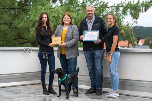 Vorschau Bild von v.l.n.r: Nathalie Sari (Gründerin TOBALIE), Claudia
Sarrer (Tierschutzreferentin Trofaiach), Alfred Lackner
(Vizebürgermeister Trofaiach), Elisabeth Semmelmayer (TOBALIE
Projektleiterin)