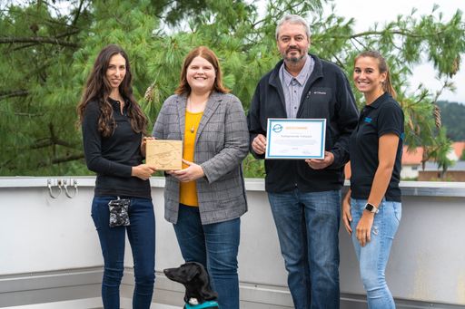 Vorschau Bild von v.l.n.r: Nathalie Sari (Gründerin TOBALIE), Claudia
Sarrer (Tierschutzreferentin Trofaiach), Alfred Lackner
(Vizebürgermeister Trofaiach), Elisabeth Semmelmayer (TOBALIE
Projektleiterin)