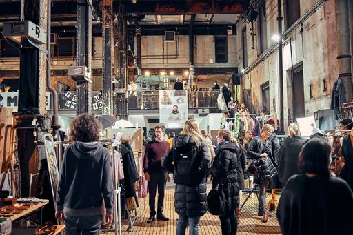 Vorschau Bild von Besucher*innen und Aussteller*innen im Modebereich
am Fesch’markt Wien.