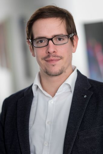 Christoph Bauer verstärkt ab sofort das
Führungsteam von APA-DeFacto. Bauer erhielt mit 1. August 2021 die
Prokura und bildet damit gemeinsam mit Geschäftsführer Klemens
Ganner und Prokurist Rüdiger Baumberger das Top-Management des auf
Mediendatenbanken, Medienbeobachtung und Erfolgsmessung
spezialisierten APA-Tochterunternehmens.