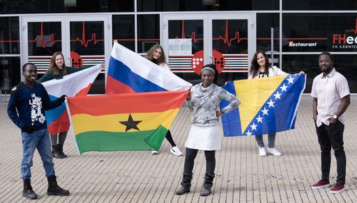 Rund 50 Studierende aus aller Welt absolvieren pro
Studienjahr einen Auslandsaufenthalt an der FH Kärnten. Dazu zählen
u. a. international Studierende, die ein englischsprachiges Studium
absolvieren, aber auch Erasmus-Studenten in Deutsch gelehrten
Studiengängen. Ermöglicht wird dies durch Stipendienprogramme wie
ERASMUS+, dem Ernst Mach-Stipendium, dem Marshall Plan Stipendium
oder dem Mobilitätsprogramm CEEPUS (Central European Exchange
Programme for University Studies).