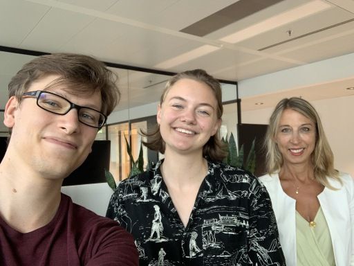 BILD zu OTS Franziska Marhold (Mitte) mit Kollege Lukas Urban und
RMA-Chefredakteurin Mag. Maria Jelenko