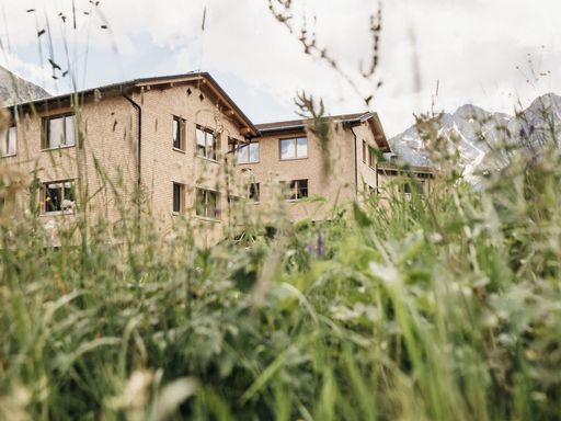Vorschau Bild von Innovative Maßnahme gegen den Personalmangel: Das 4 Sterne
Naturhotel Chesa Valisa im Kleinwalsertal investierte drei Millionen
Euro in den Bau von luxuriösen Personal-Lodges für Mitarbeiterinnen
und Mitarbeiter.