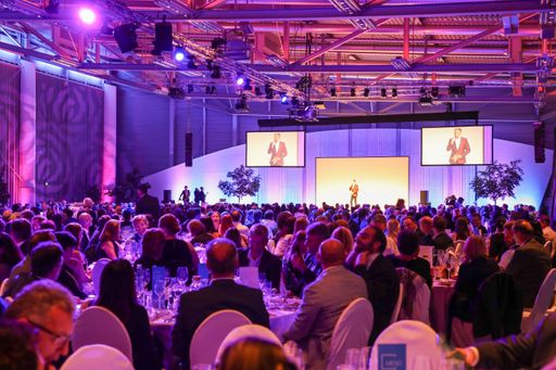 Vorschau Bild von Die HOGAST-Gala, moderiert von Alfons Haider,
findet auch heuer im Terminal 2 des Salzburger Flughafens statt.
Insgesamt werden 800 Hoteliers und Gastronomen erwartet.