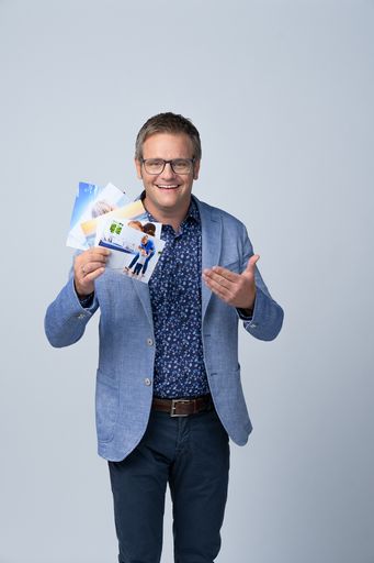 Robert F. Hartlauer mit Sofortdruck Fotos