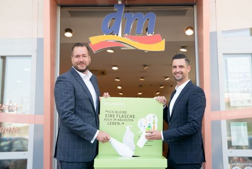  dm Geschäftsführer Harald Bauer und Christian
Freischlager, Ressortleiter Marketing und Einkauf, freuen sich
gemeinsam mit den Kunden, ein Zeichen gegen Wertstoffverschwendung
setzen zu können (v. l. n. r).
