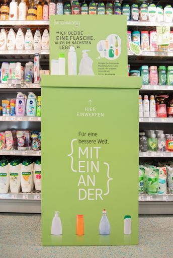 Vorschau Bild von Je nach Größe der Filiale stehen zum Sammeln der
Flaschen eine Sammelbox oder eine Schütte im Sammelmöbel im
Eingangsbereich bereit.