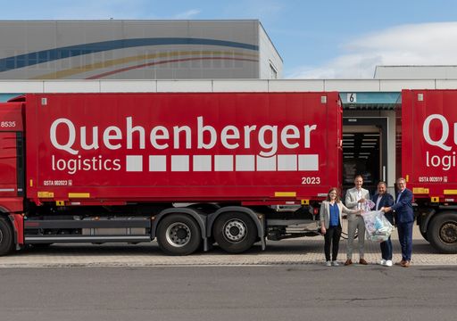 Vorschau Bild von Der Logistikdienstleister Quehenberger unterstützt
die Initiative. Im Bild: Julia Corsten (dm Pressestelle), Michael
Schuster (dm Verteilzentrum), Stefan Zehethofer (Quehenberger) und
Hermann Költringer (Managing Director, Key Account Manager
Quehenberger) (v. l. n. r.).