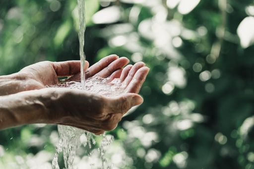 Heute gab PepsiCo, Inc. (NASDAQ:PEP) sein Ziel bekannt, bis 2030
einen positiven Netto-Wasserverbrauch zu haben. Das bedeutet, dass
das Unternehmen mehr Wasser aufbereiten und zuführen will, als es
verbraucht. Damit würde PepsiCo zu den wassereffizientesten
Lebensmittel- und Getränkeherstellern gehören, die in gefährdeten
Wassereinzugsgebieten tätig sind.