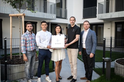 Vorschau Bild von Übergabefoto (v. l. n. r.): Ing. Christoph Unger
(Bauleitung Karl Seidl), Ralph-Ronnill SILANG und Sarah SIMBULAH ,
Christian Patronas, MA (Verkauf), DI (FH) Hannes Speiser, MSc.
(Prokurist & Leitung Neubauprojekte)