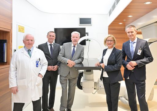 Ärztlicher Direktor Eugen B. Hug, Landesrat Jochen Danninger,
Aufsichtsratsvorsitzender Klaus Schneeberger, Landeshauptfrau
Johanna Mikl-Leitner und Geschäftsführer Alfred Zens in einem
Patientenbestrahlungsraum