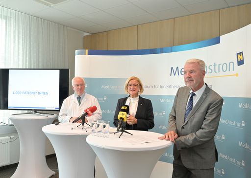 Vorschau Bild von Ärztlicher Direktor Eugen B. Hug, Landeshauptfrau Johanna
Mikl-Leitner und Aufsichtsratsvorsitzender Klaus Schneeberger