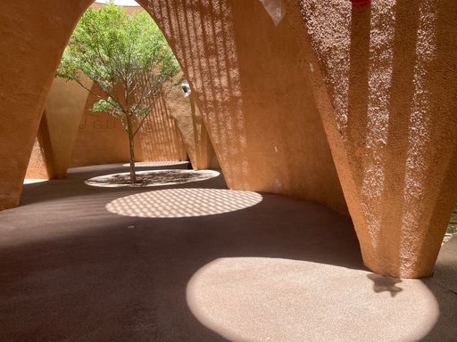 Vorschau Bild von Die haptische Struktur des Lehmputzes im
Innenbereich des Austria Pavilion vermittelt natürliche
Behaglichkeit. Die Kegelstümpfe sind in unterschiedlichen Höhen
abgeschnitten, dadurch ergeben sich verschieden große
Lichtöffnungen.
