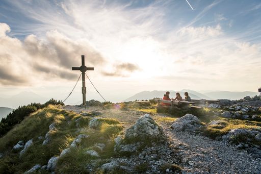  Raus aus der Hitze und rein in die milde Bergwelt! Am Hochkar
erwarten KurzurlauberInnen atemberaubende Ausblicke, schöne Momente
und einzigartige Erlebnisse (z. B. der Skywalk oder die
Hochkarhöhle). Viermal täglich fährt die VOR Regio Buslinie 643 von
Göstling bis „Hochkar Lifte Talstation“ bzw. nach „Lassing Gh
Fahrnberger“. Abgestimmt ist auch die Buslinie 643 mit der Linie 640
von Waidhofen/Ybbs kommend. Auch über Scheibbs ist die Anreise mit
der Linie 655 mit längerem Warten auf den Anschluss möglich. Hier
bietet sich ein kurzer Stopp bei der Haltestelle „Supermarkt“ an, um
für den Spaziergang durch das Mendlingtal oder die Wanderung auf dem
Hochkar eine Stärkung zu besorgen. ACHTUNG: für die Rückreise vom
Hochkar ist eine Anmeldung (Rufbus) notwendig.